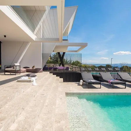 Luxury Ole With Pool Kostrena