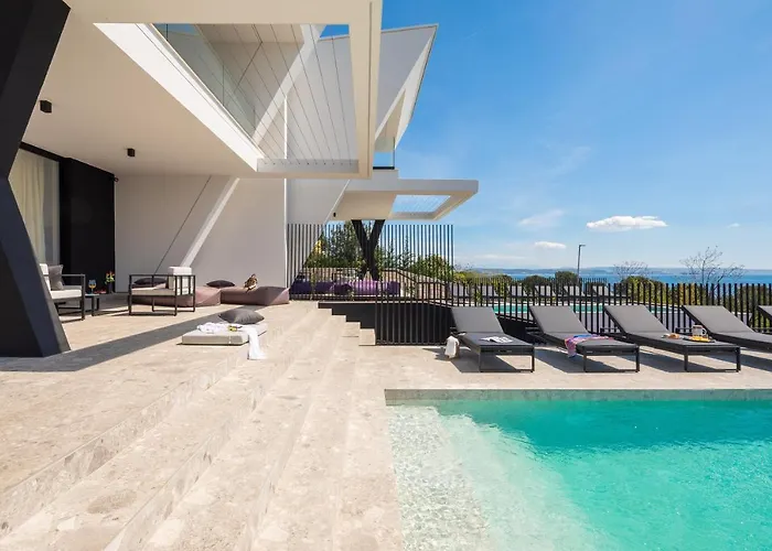 Luxury Ole With Pool Kostrena