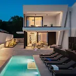 Вилла Luxury Ole With Pool Кострена