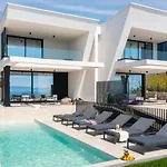 Luxury Ole With Pool Кострена